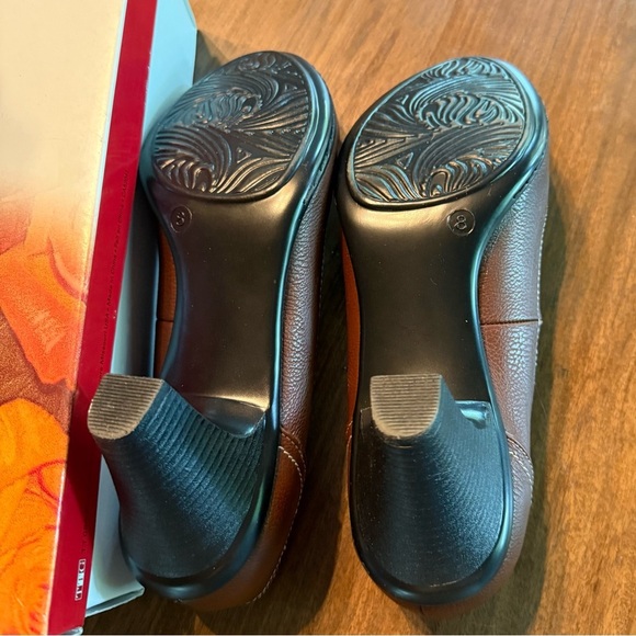 NIB Tender Tootsies - Cayleen Brown Comfort Heeled Loafer Pumps - 8M - Picture 4 of 5